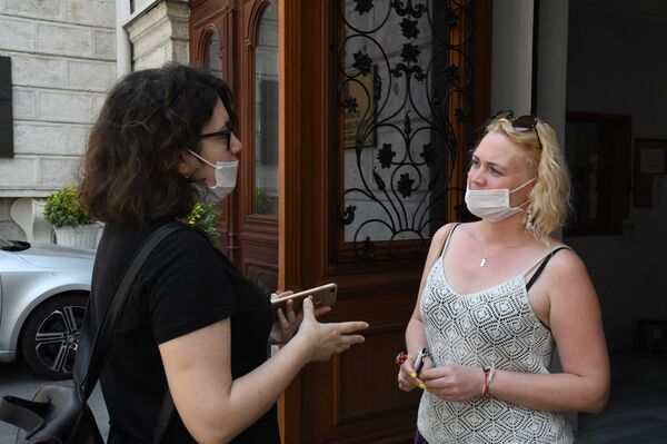 İstanbul'da oy kullanan Rusya vatandaşları: Ülkemiz olumlu bir değişimin eşiğinde, biz de sandık başındayız - Sputnik Türkiye