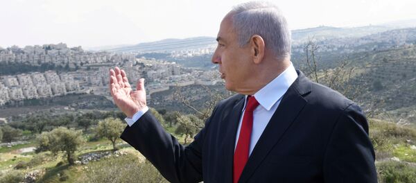 İsrail Başbakanı Benyamin Netanyahu Batı Şeria'daki Har Homa Yahudi yerleşimini göstererek konuşurken - Sputnik Türkiye