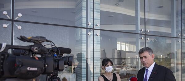 Türkiye Barolar Birliği (TBB) Başkanı Metin Feyzioğlu, TBMM Adalet Komisyonunda görüşülen barolara ilişkin düzenlemeler içeren kanun teklifine tepki gösteren baro başkanlarına seslenerek, Dün TBMM'de komisyona çağrıldınız gelmediniz, yine aracılık edelim lütfen gidin konuşun dedi. - Sputnik Türkiye