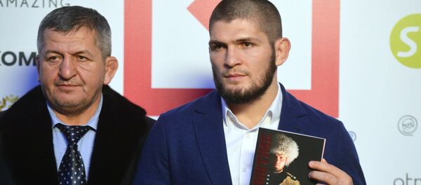 UFC hafif siklet şampiyonu Habib Nurmagomedov ile babası Abdulmanap Nurmagomedov - Sputnik Türkiye