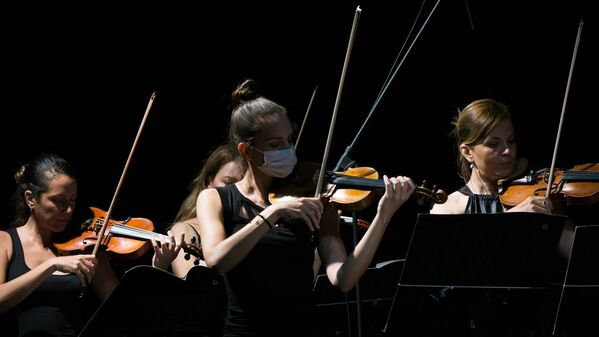 İstanbul Devlet Senfoni Orkestrası açık hava konserlerine başladı - Sputnik Türkiye