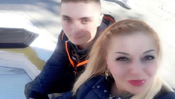 Annesini iterek ölümüne neden oldu: Yere düşen kadının durumunu cep telefonu kamerasıyla kaydetmiş - Sputnik Türkiye
