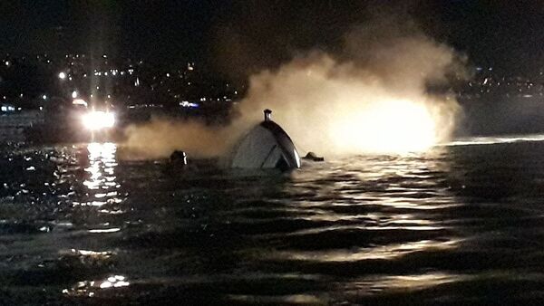 Bebek'te kıyıdan yaklaşık 100 metre açıkta bulunan bir teknede henüz belirlenemeyen nedenle yangın çıktı - Sputnik Türkiye