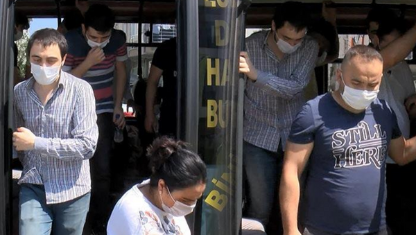 Esenyurt'ta 14 kişilik minibüsten 30 yolcu çıktı - Sputnik Türkiye