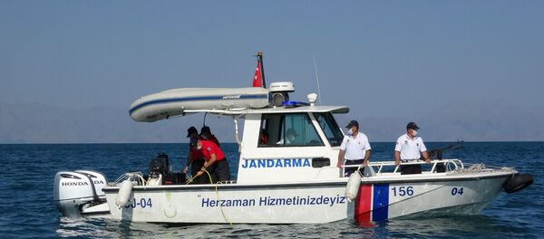 Gölü'nde 9 gün önce batan teknedeki göçmenleri arama kurtarma çalışmaları, su altı görüntüleme cihazıyla (ROW) yapılıyor. Gölü'nde 9 gün önce batan teknedeki göçmenleri arama kurtarma çalışmaları, su altı görüntüleme cihazıyla (ROW) yapılıyor. - Sputnik Türkiye