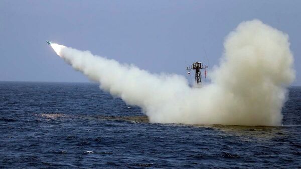 İran askeri tatbikatında denizden ateşlenen füze  - Sputnik Türkiye