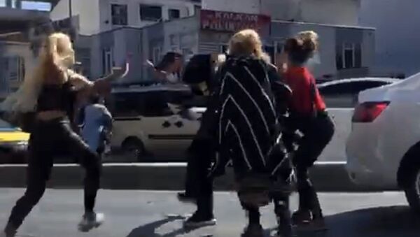 Dört kadın yol ortasında bir adamı tekme tokat dövdü - Sputnik Türkiye
