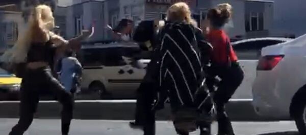 Dört kadın yol ortasında bir adamı tekme tokat dövdü - Sputnik Türkiye