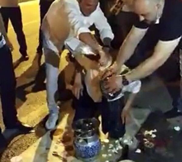 Damadın kafasında onlarca yumurta kıran 4 arkadaşa sosyal mesafe kuralına uymadıkları için ceza - Sputnik Türkiye