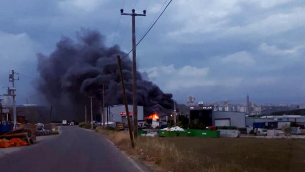Kocaeli'nin Gebze ilçesinde bir fabrikada yangın çıktı - Sputnik Türkiye