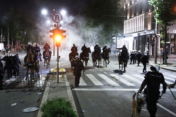 Sırbistan'daki protestoda 43 polis yaralandı, 23 gösterici gözaltına alındı - Sputnik Türkiye