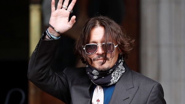  Johnny Depp, Londra'daki Yüksek Mahkeme'nin önünde hayranlarına el sallarken - Sputnik Türkiye