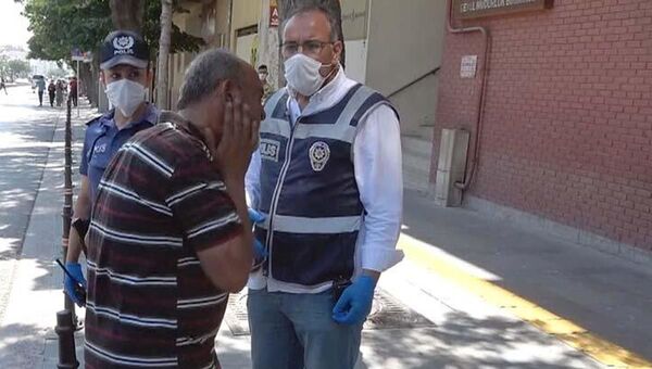Maskesiz polise yakalandı, ceza kesilince kendini tokatladı - Sputnik Türkiye