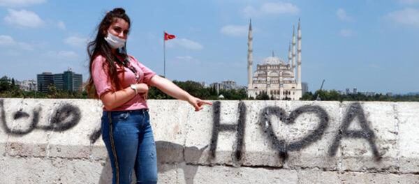 16 asırlık köprüye yine sprey boyayla yazı yazdılar: 'Saçmalıktan başka bir şey değil, aşkını git yüzüne söyle' 16 asırlık köprüye yine sprey boyayla yazı yazdılar: 'Saçmalıktan başka bir şey değil, aşkını git yüzüne söyle' - Sputnik Türkiye